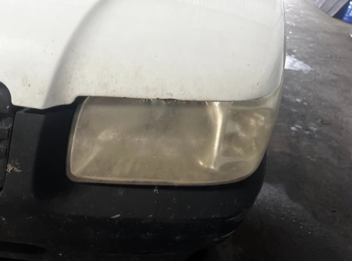 Farol amarelado e opaco antes da restauração