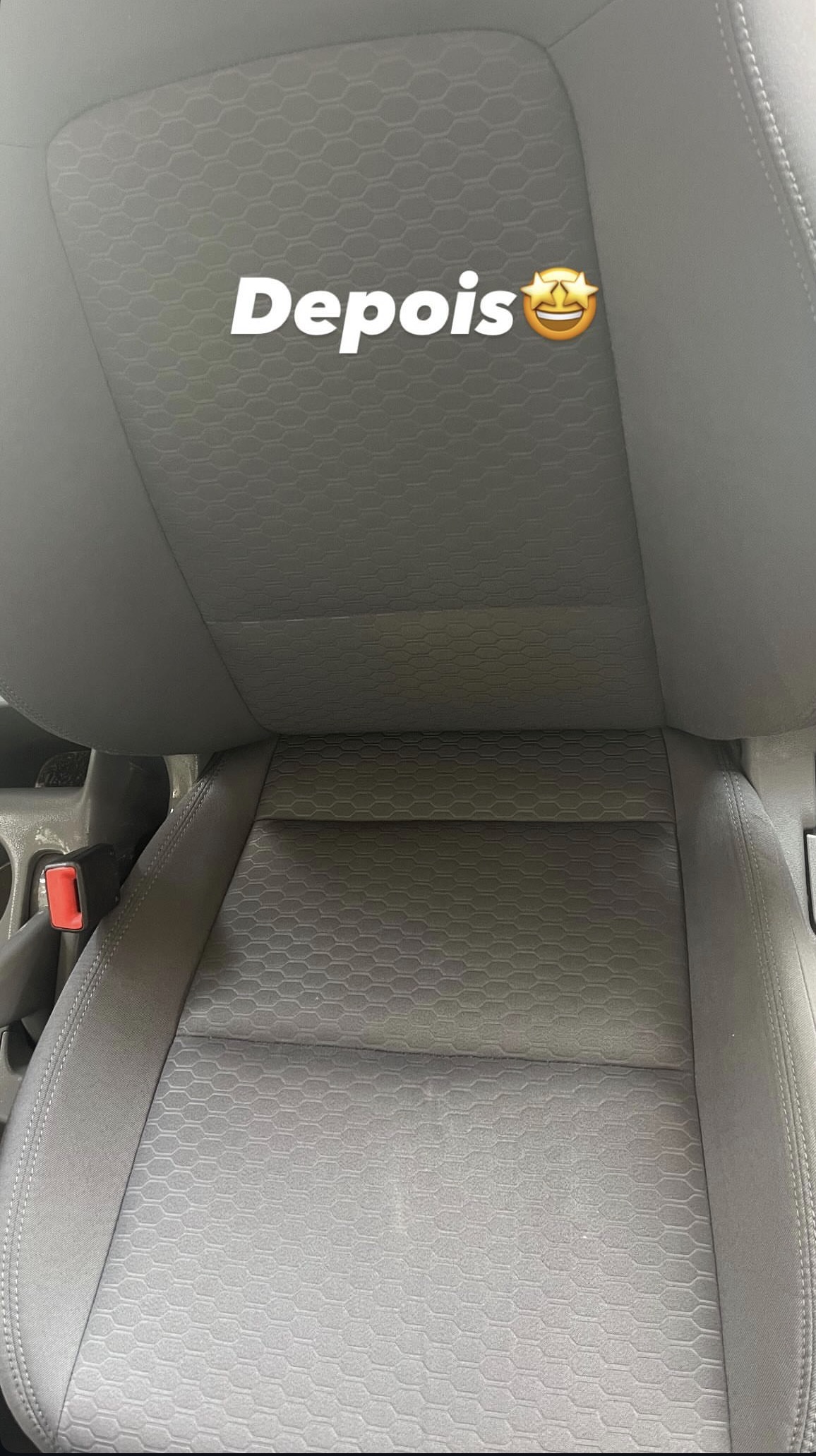 Banco do carro limpo e renovado depois da higienização