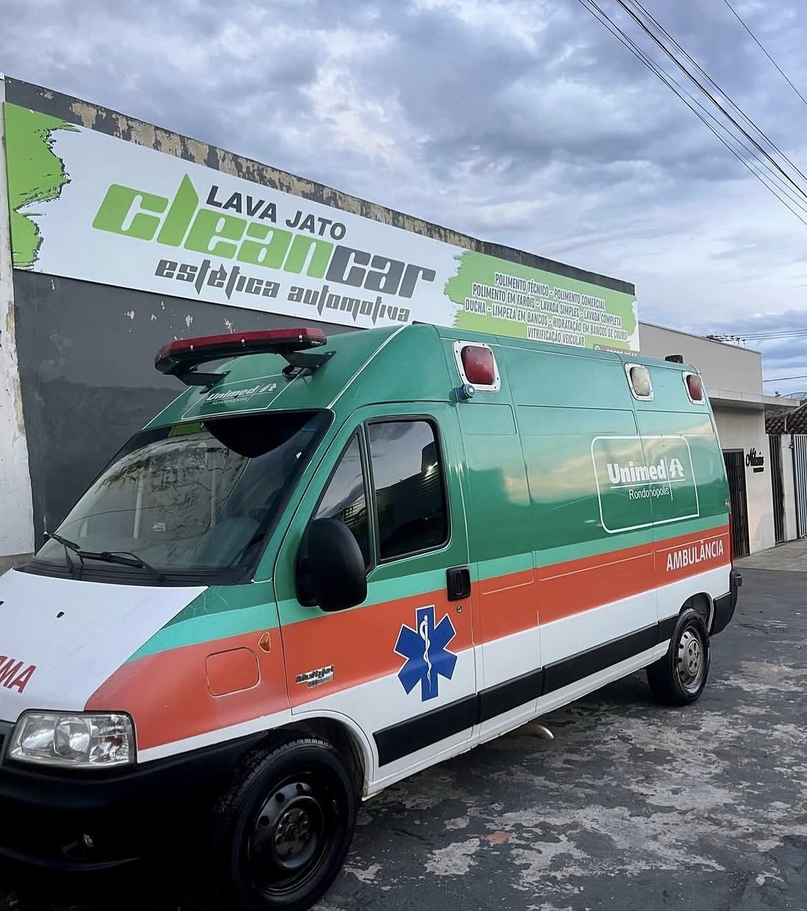Ambulância higienizada em frente ao Lava Jato Clean Car