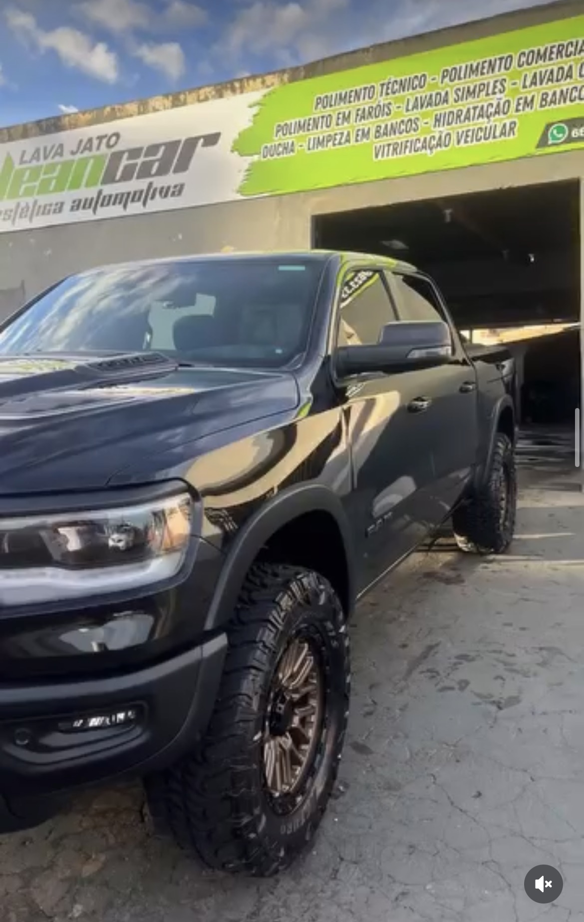 Picape preta lavada em frente ao Lava Jato Clean Car
