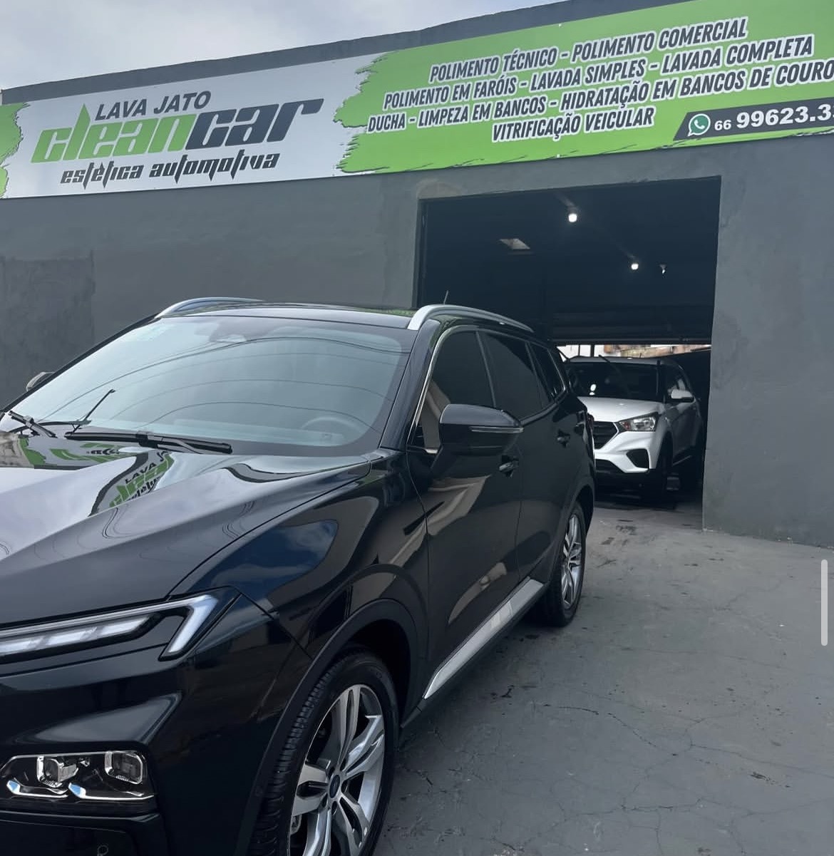 SUV preto lavado em frente à fachada do Lava Jato Clean Car