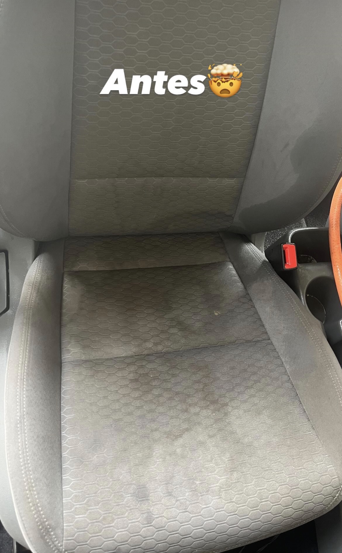 Banco do carro com sujeira e manchas antes da higienização