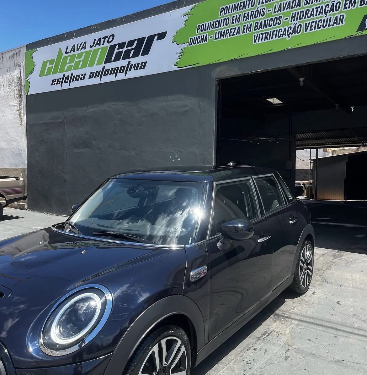 Mini escuro com pintura brilhante em frente ao Lava Jato Clean Car