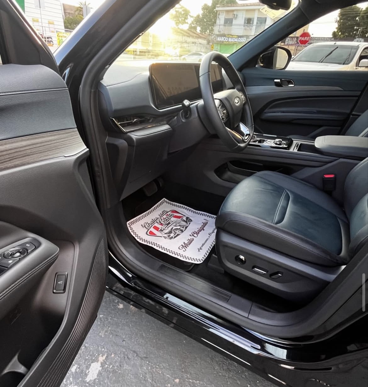 Interior de veículo limpo com painel, volante e bancos